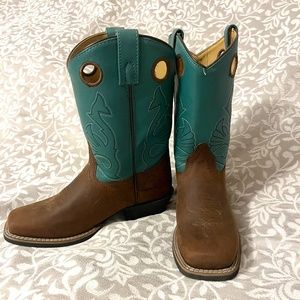 Kids/womens boots size 5M